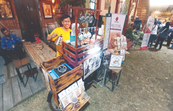 CINTA KOPI: Upi Suprianto menjajakan kopi kelilingnya dengan menggunakan sepeda yang telah dimodifikasi.