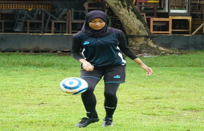HARUS RUTIN : Para atlet futsal wanita ketika menggelar latihan dimana prestasi mereka telah menunjukan peningkatan pada Porprov 2023.