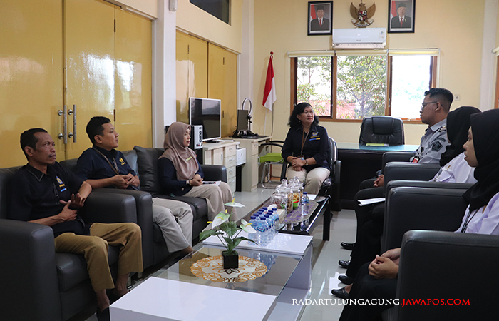GAYENG : Plh. Kepala KPPN Blitar Maria sicilia rimawati (kiri) berbincang perwakilan dari Lapas Blitar dan LPKA Blitar.