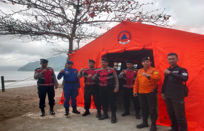 DEDIKASI: AKP Supadi (tengah depan)  Anggota Satgas Bencana Polres Trenggalek.