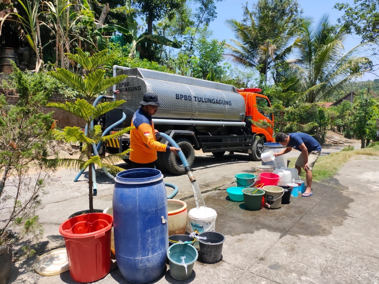 BERTAHAP: Personel BPBD Tulungagung saat mengirim bantuan air bersih ke Desa Kalibatur, Kecamatan Kalidawir, Tulungagung.(Foto: BPBD Tulungagung)