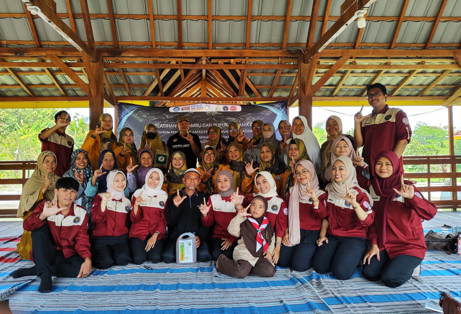 SUKSES : Tim PPK Ormawa Himafis UNU Blitar bersama warga desa memperlihatkan hasil pupuk olahan cair dari limbah jambu.