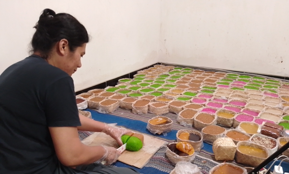 SEMANGAT: Seorang Pekerja sedang memotong, jenang yang esok akan dikirim ke berbagai konsumen di Indonesia.