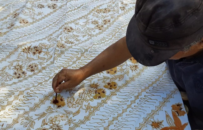 Batik motif cengkeh sebagai salah satu motif khas Kabupaten Trenggalek.