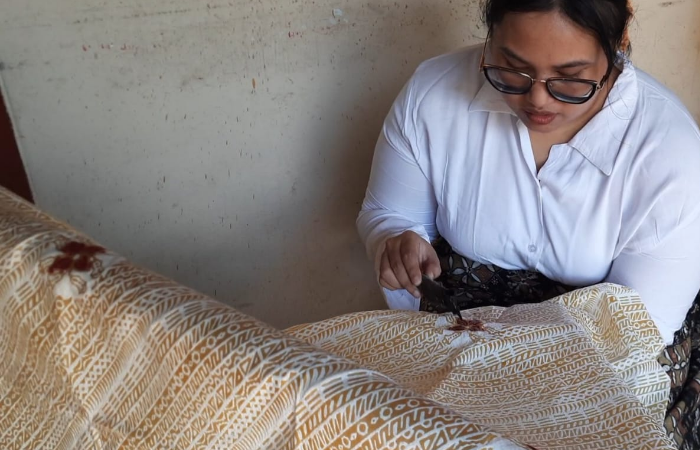 Proses pembuatan batik tulis di Kelurahan Sumbergedong, Kecamatan Trenggalek.