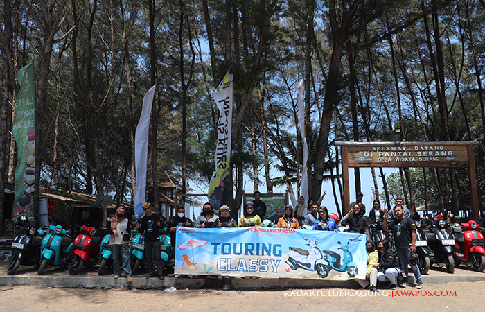 SUKSES: Para peserta dan panitia Touring Classy mania Sumber Mulia Motor foto bersama di pantai Serang.