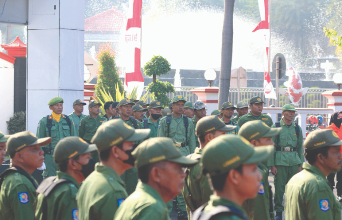 SERAGAM ANYAR: Para personel Satlinmas Kota Blitar mengikuti upacara peringatan HUT Satlinmas pada Maret lalu.
