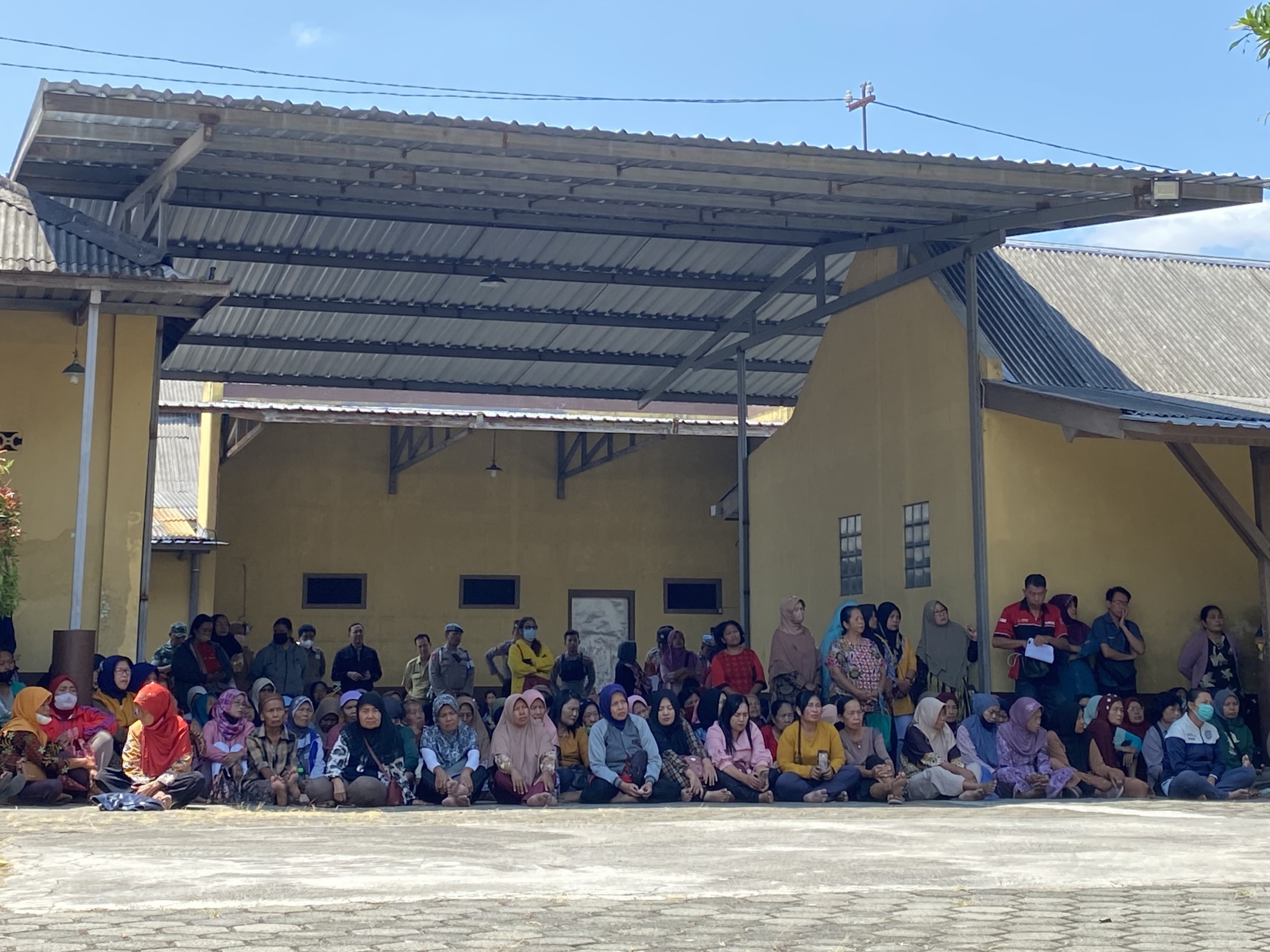 BERHARAP CAIR: Para eks pekerja pabrik rokok Bokor Mas Blitar saat dikumpulkan di pabrik awal September lalu.