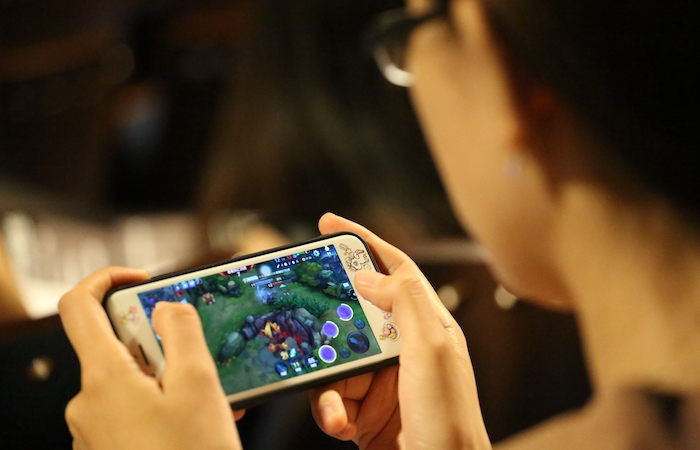 PERLU DICOBA: Bagi sebagian oarng bermain game merupakan hiburan setelah penat dengan pekerjaan.