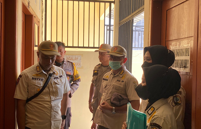 DEMI KENYAMANAN: Tim Gabungan dari Satpol PP Tulungagung saat merazia kos di Kelurahan Botoran, Kecamatan Tulungagung, Rabu (11/10/2023)