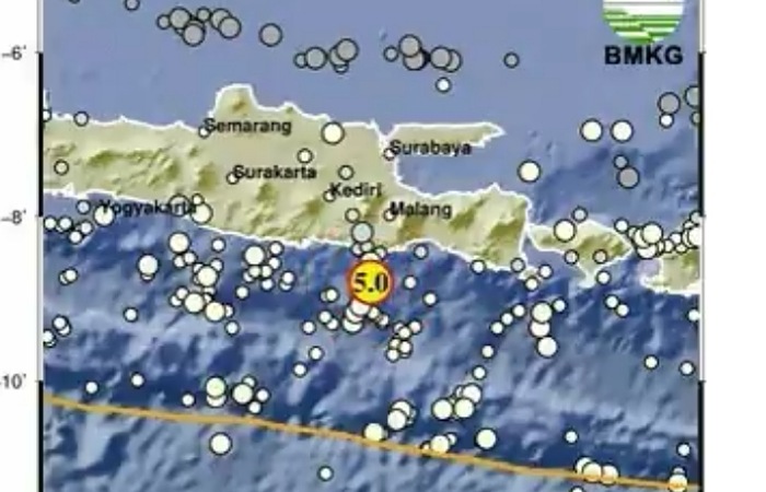 SEMOGA AMAN: Warga Tulungagung dikejutkan dengan gempa di Malang yang berpusat di Samudera India atau Laut Jawa selatan tersebut, pada Selasa (10/10/2023)