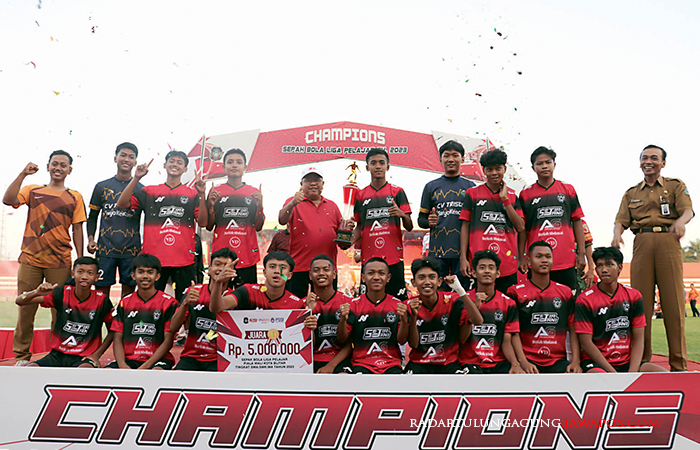 BANGGA: Wali Kota Blitar menyerahkan piala penghargaan kepada tim juara 1 Liga Pelajar tingkat SMP Sederajat se-Kota Blitar di Stadion Soeprijadi, kemarin (10/10).&nbsp;