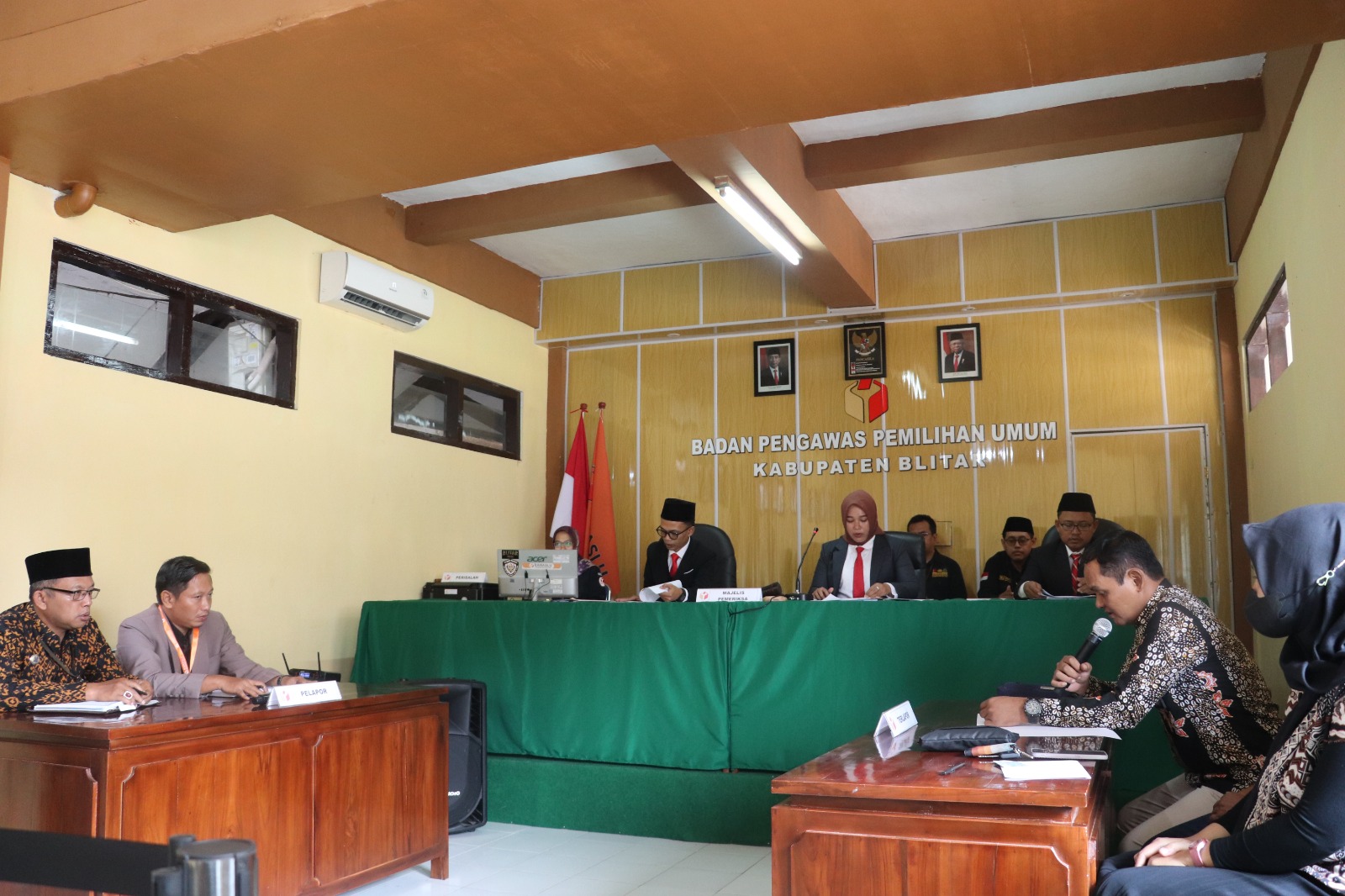 JALUR HUKUM: Suasana sidang laporan dugaan pelanggaran adminstratif oleh PDI Perjuangan di Bawaslu Kabupaten Blitar.