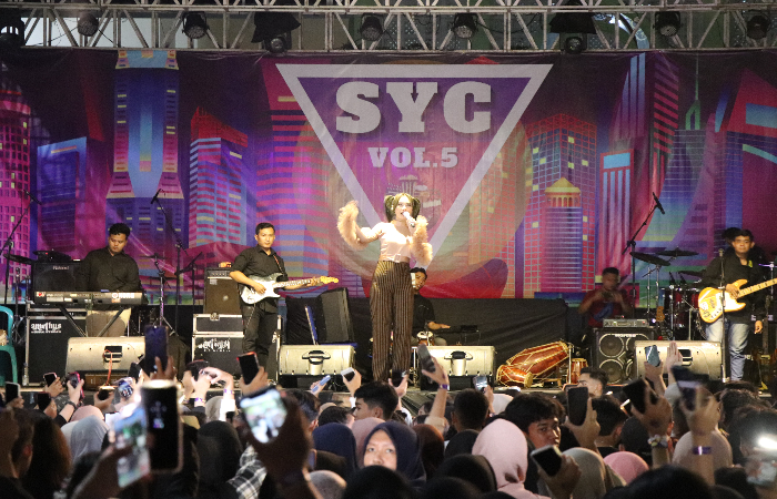MERIAH: Bintang tamu Dike Sabrina turut meramaikan acara Smariduta Youth Carnival (SYC) Vol 5 day 1 di SMAN 1 Kedungwaru, Jumat (13/10/2023) .