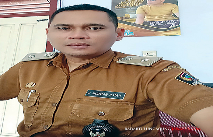 REHAT SEJENAK: Kepala Desa Sumberejo Panji Bangun Sandaru saat ditemui di kantornya pada 13 Oktober lalu.