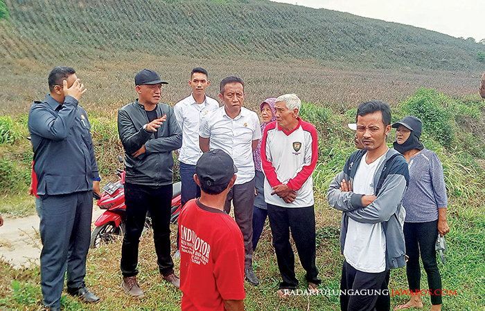 BERKELILING: Warga dengan penuh semangat menjelaskan apa yang terjadi di lapangan serta menunjukkan titik-titik kejanggalan.