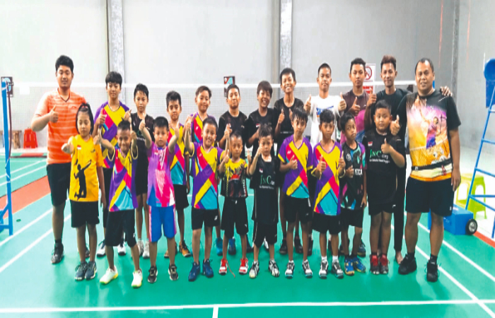 MASA DEPAN BANGSA: Pembinaan atlet badminton Tulungagung dilakukan sejak usia dini. Salah satunya pada Wendra Badminton Academy yang memiliki puluhan atlet muda potensial.