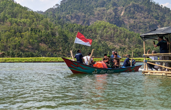 Selain menyuguhkan pemandangan yang asri, pengelola wisata Pantai Kebo juga menyediakan wahana dapat dipakai para pengunjung.