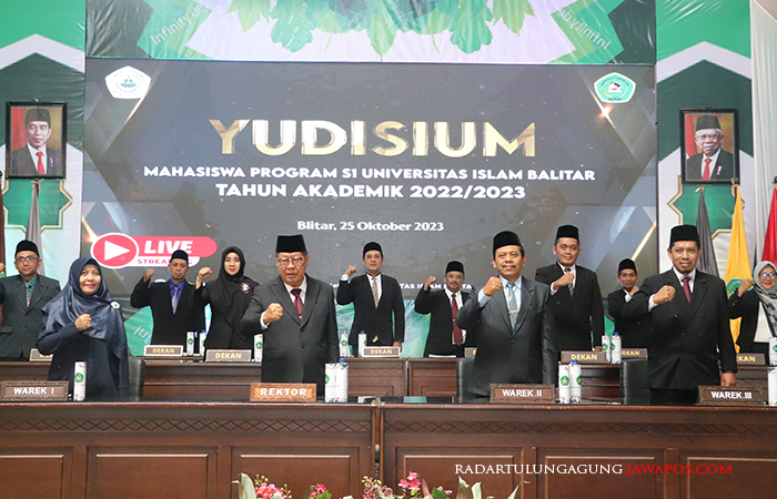 SUKSES: Rektor UNISBA Blitar Dr Drs H Soebiantoro MSi foto bersama wakil rektor dan dekan seusai yudisium angkatan XVIII tahun akademik 2022/2023, di aula terbuka Jalan Majapahit No 2-4 Kota Blitar, k