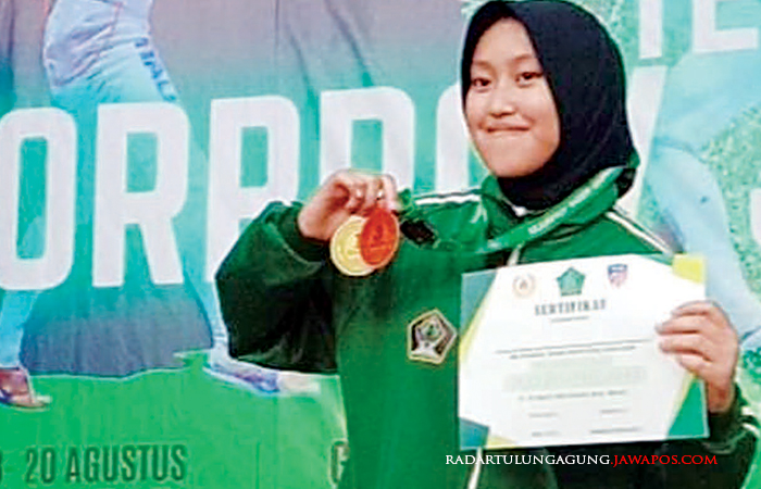 BANYAK PERSIAPAN: Elda Dwi Patriya berfoto usai mengikuti salah satu event kejuaraan tingkat provinsi.