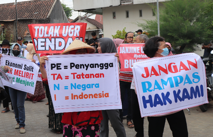 TUNTUT KEADILAN: Warga Panggungrejo, Kecamatan/Kabupaten Tulungagung, saat demo tuntut ganti untung layak proyek tol Kediri Tulungagung, Selasa (31/10/2023).