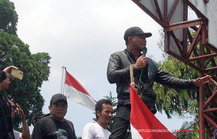 KERAS: Korlap aksi M. Trijanto menyampaikan orasi dalam agenda unjuk rasa di depan kantor Perum Perhutani KPH Blitar, kemarin (31/10).