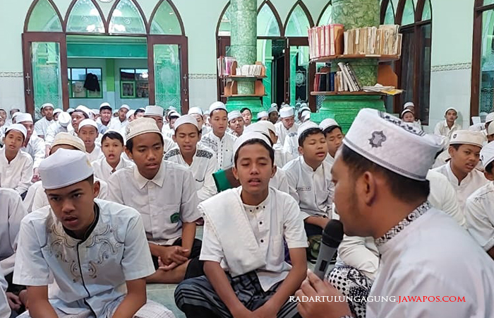 TAAT: Para santri ponpes Nurul Ulum mengikuti pembelajaran di ponpes.