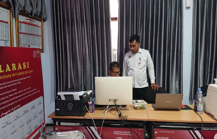 TUNGGU WAKTU: Dua anggota KPU melihat DCS melalui website. Hari ini DCT  sudah diumumkan.