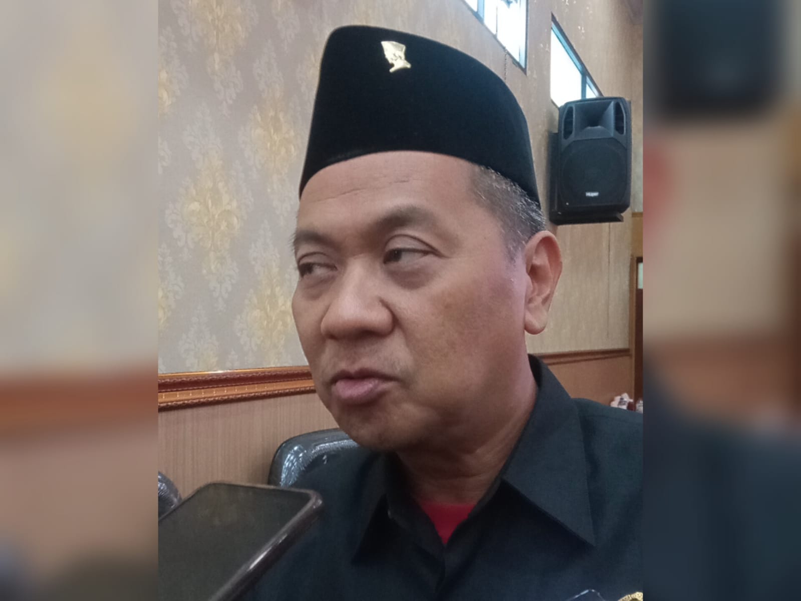 Ketua DPC PDI-P Kota Blitar memberikan keterangan kepada awak media usai rapat paripurna di Kantor DPRD Kota Blitar, Kamis (2/11/2023).