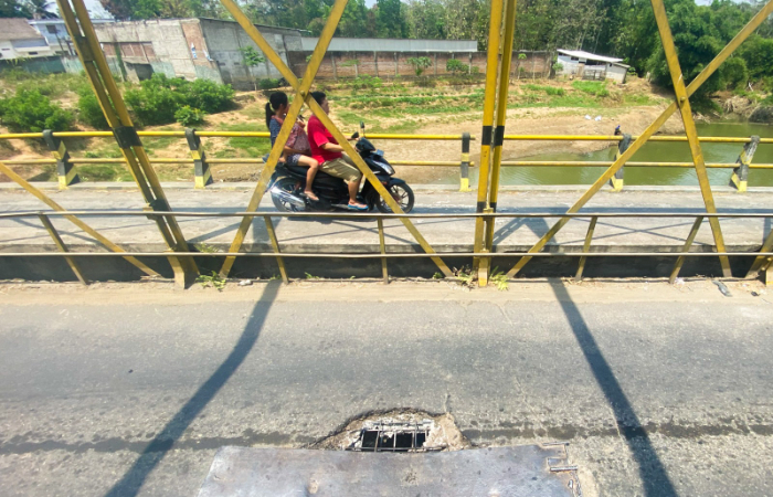 MENGKHAWATIRKAN: Kondisi jembatan plengkung Trenggalek di Desa Bendorejo, Kecamatan Pogalan, yang kembali dihiasi lubang. Kini dalam proses perbaikan dan ada penutupan jalan hingga 28 hari.