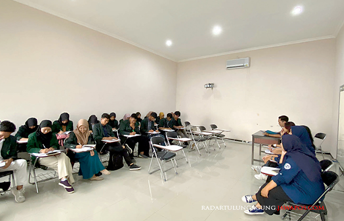 SERIUS: Mahasiswa UNISBA ketika mengikuti pembelajaran di kampus beberapa waktu lalu.