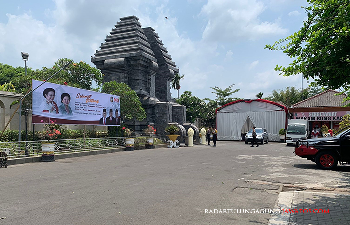 DIJAGA KETAT: Polisi siap-siaga di depan makam bung karno.