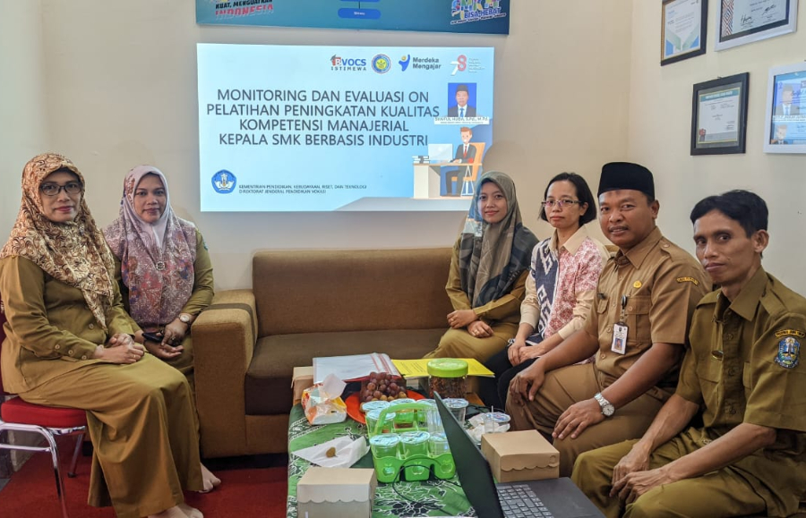 SEMANGAT BARU: Syaiful Huda SPd MPd (duduk tengah) bersama para pengajar SMKN 1 Bandung.