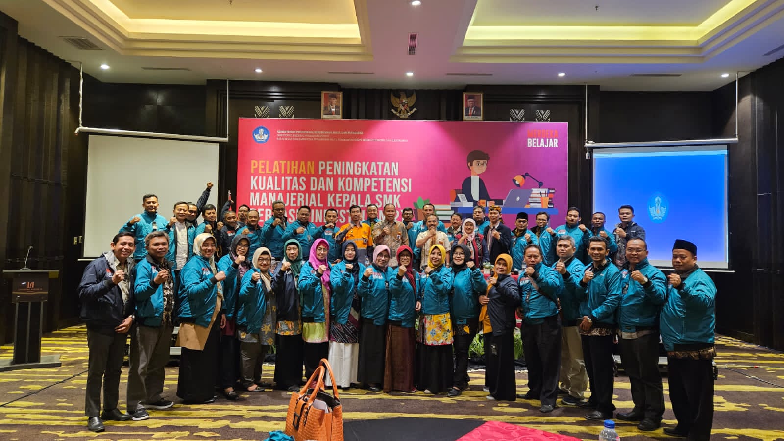SEMANGAT : Para Kepala Sekolah SMK se Indonesia saat berfoto bersama.