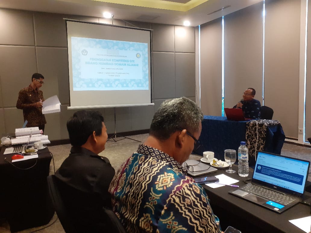 AKTIF: Kepala SMKN 1 Bandung Syaiful Huda SPd MPd (kanan) saat pemaparan dalam pelatihan di Lombok Astoria Hotel pada Jumat (27/10).