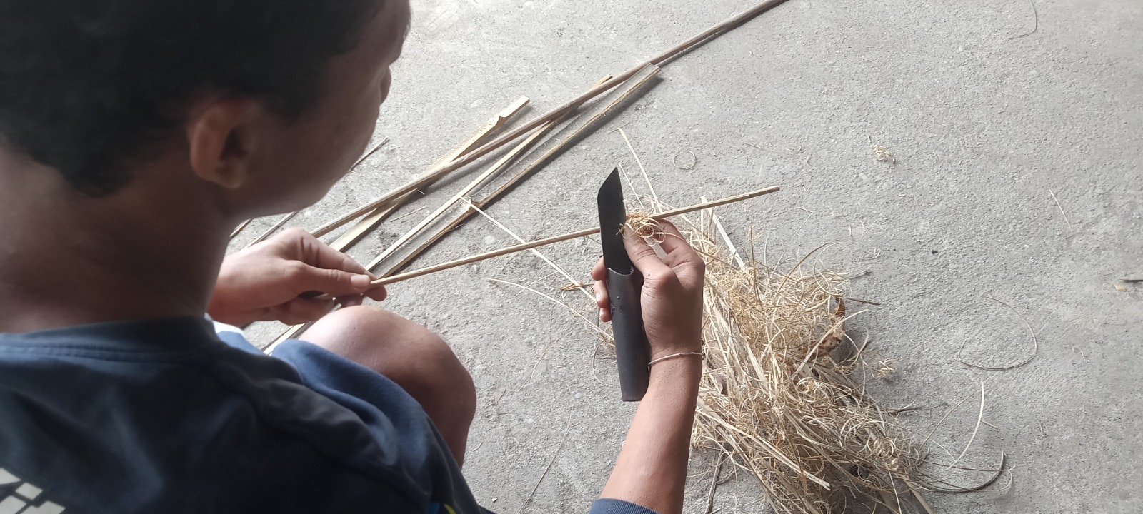 KREATIF: M. Rukhi Bagus dalam kehidupan sehari-harinya membuat layangan untuk memenuhi stok permintaan pelanggan.