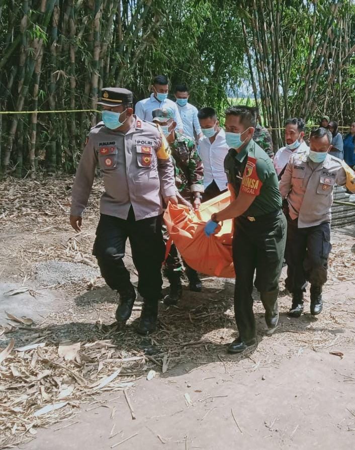 NAHAS: Polisi mengevakuasi jenazah Sri Juanah warga Desa Pojok, Kecamatan Garum yang tewas diduga dibunuh, Senin (6/11/2023).