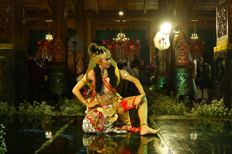 BANGGA: Vicky Krisna Setiawan memerankan wayang orang saat tampil di pentas seni beberapa waktu lalu.