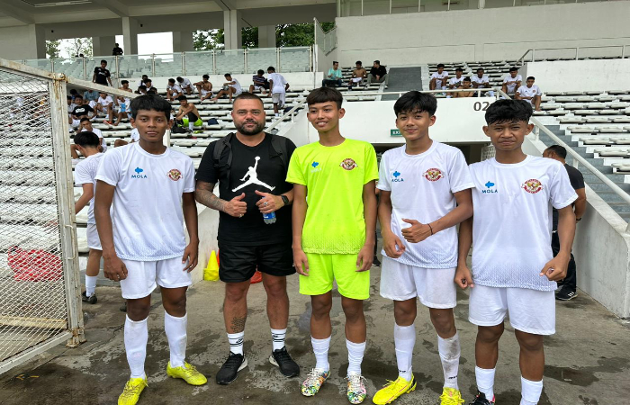 BAKAT: Maulana Mido Satriansyah (dua dari kanan) akhirnya terpilih untuk mengikuti program Garuda Select 6 tahun 2024. Pemuda asal Desa/Kecamatan Kedungwaru, Tulungagung, kini terus berlatih.