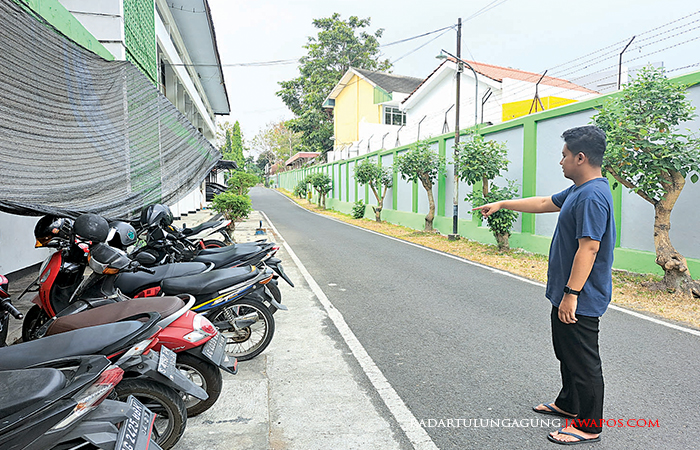 MISTERIUS: Muhammad Maulana Hasan menunjukkan lokasi parkir motornya yang dibawa maling, jumat (3/11).
