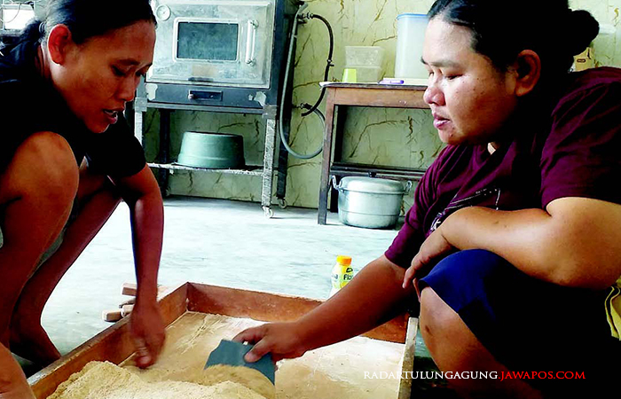 MANIS: Maulida Rohaya dan Indriati sedang membuat kue koya, jajanan jadul yang jarang ditemui.