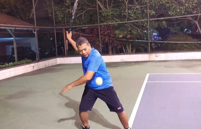 SEHAT: Yoyok saat bermain tenis untuk kebugaran fisik.