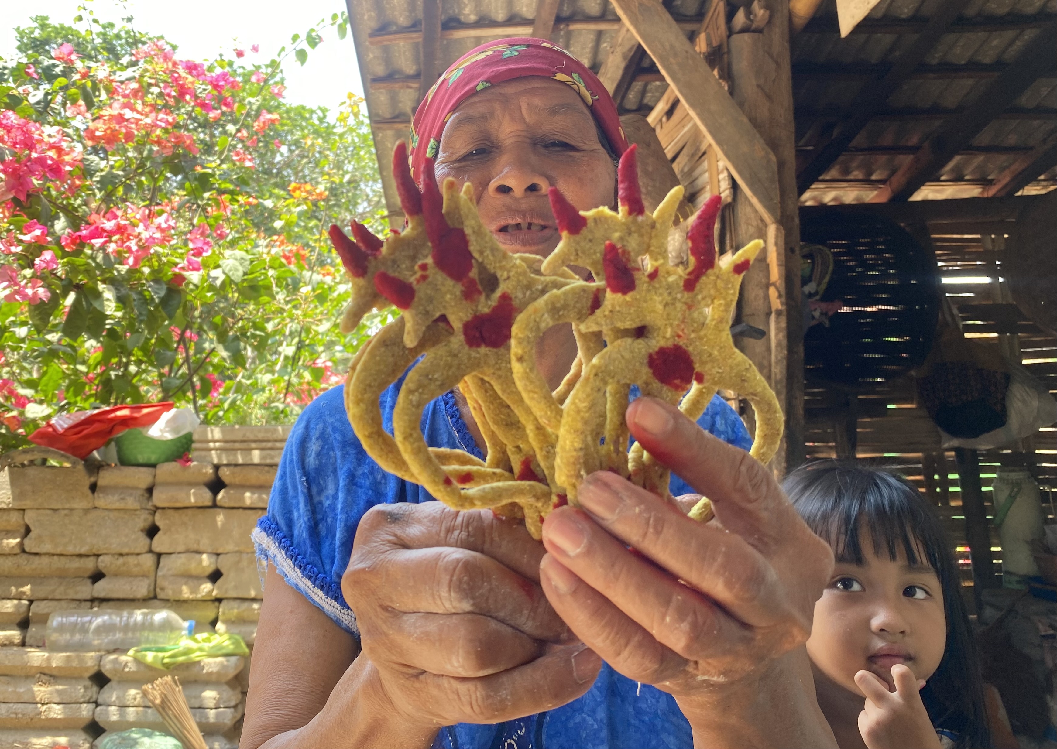 LANGKA: Tukilah, warga Desa Ngadirenggo, Kecamatan Pogalan, Trenggalek menunjukkan wayang gaplek buatannya (Foto: Dharaka R. Perdana/Radar Trenggalek)