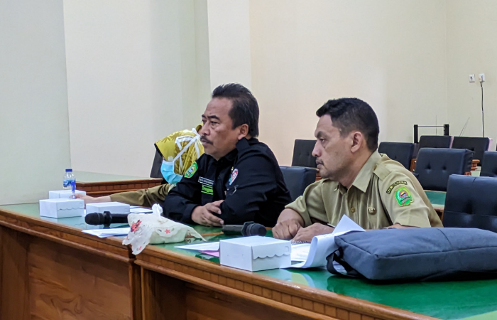 Direktur RSUD dr Soedomo Trenggalek M Rofiq Hindiono (baju hitam) saat raker dengan kondisi IV DPRD Trenggalek.