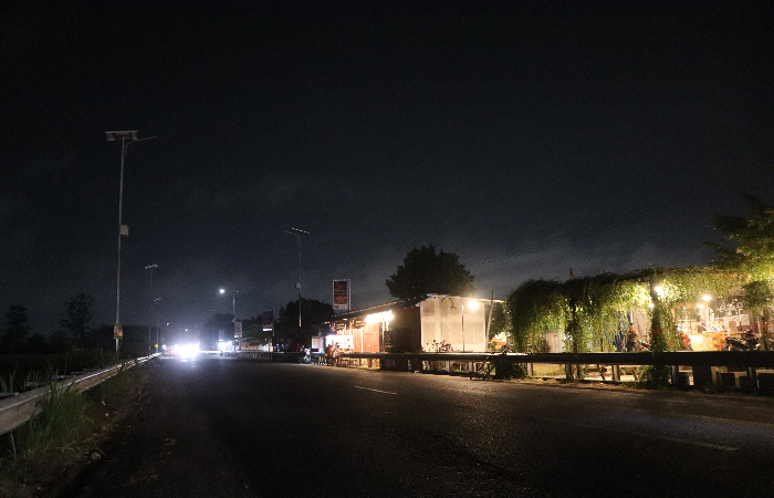 PERLU PERAWATAN: Tampak suasana Jembatan Ngujang 2 Tulungagung  di Desa Bukur, Kecamatan Sumbergempol, yang gelap saat malam tiba.