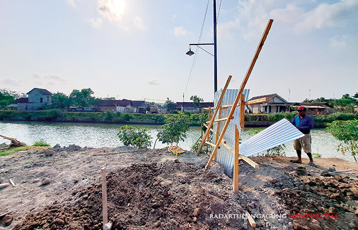 DEVIASI: Pembangunan Jembatan Subali di Kecamatan Sutojayan mengalami keterlembatan, warga khawatir tidak selesai tepat waktu.