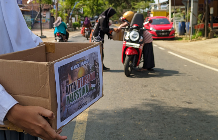 BENTUK KEPEDULIAN: Puluhan pelajar dan sejumlah guru dari MAN 2 Trenggalek turun ke jalan, mencari penggalangan dana untuk membantu warga Palestina.