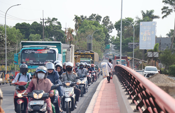 MENGULAR: Tampak antrean kendaraan di Jembatan Ngujang 1 Tulungagung, akibat pengaspalan di sisi utara atau dekat Polsek Ngantru, Kamis (9/11/2023).