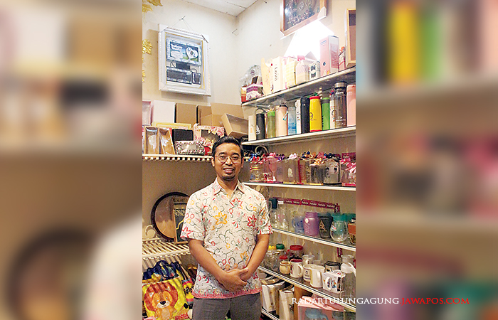 ULET: Erik Listiadi berdiri di depan produk suvenir buatannya.