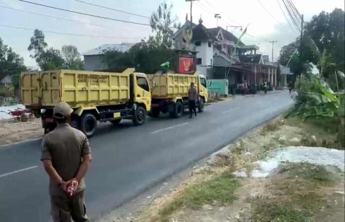 LEBUR: Tim gabungan ketika merobohkan salah satu tugu pencak silat di Kecamatan Pakel, Tulungagung, Rabu (8/11/2023). Masih ada 33 tugu akan menyusul dirobohkan, karena berada di fasilitas umum.